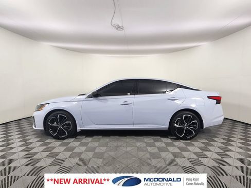 Used 2023 Nissan Altima 2.5 SR AWD/4WD image 2
