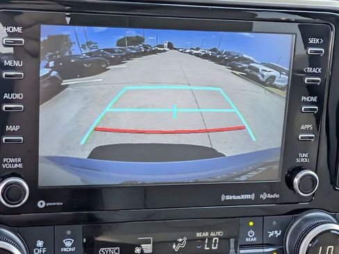 Used 2021 Toyota Highlander XLE AWD/4WD image 19