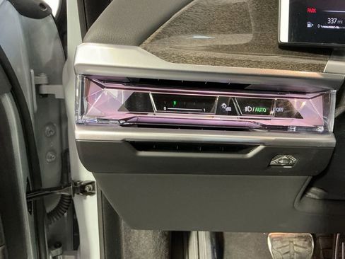 Certified 2025 BMW 740i w/ Premium Package RWD image 18