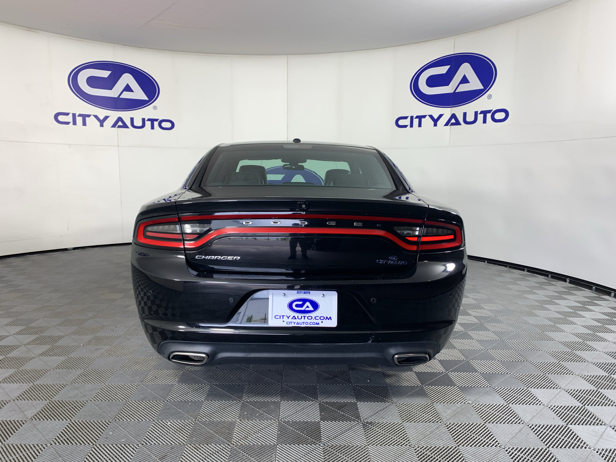 Used 2020 Dodge Charger SXT w/ Leather Interior Group RWD image 4