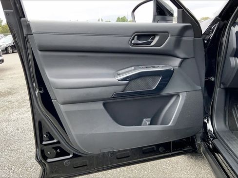 Used 2025 Nissan Pathfinder SV image 21