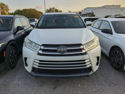 Used 2018 Toyota Highlander LE FWD image 3