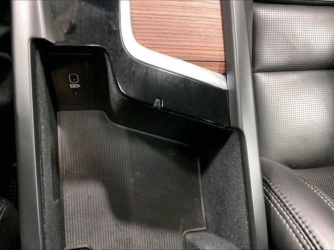 Used 2023 Volvo XC60 T8 Ultimate image 16