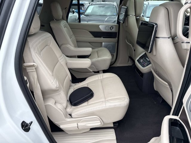 Used 2020 Lincoln Navigator L Reserve w/ Equipment Group 208A Reserve AWD/4WD image 11