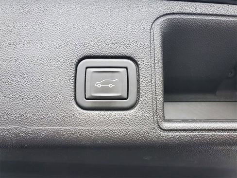 Used 2024 GMC Terrain SLT image 29