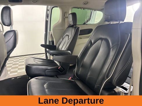Used 2023 Chrysler Pacifica Limited FWD image 23