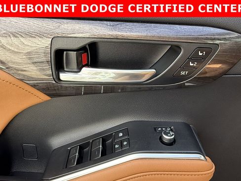 Used 2023 Toyota Highlander Platinum FWD image 18