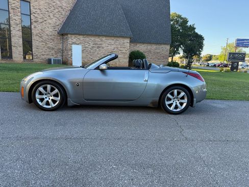Used 2004 Nissan 350Z Touring RWD image 2