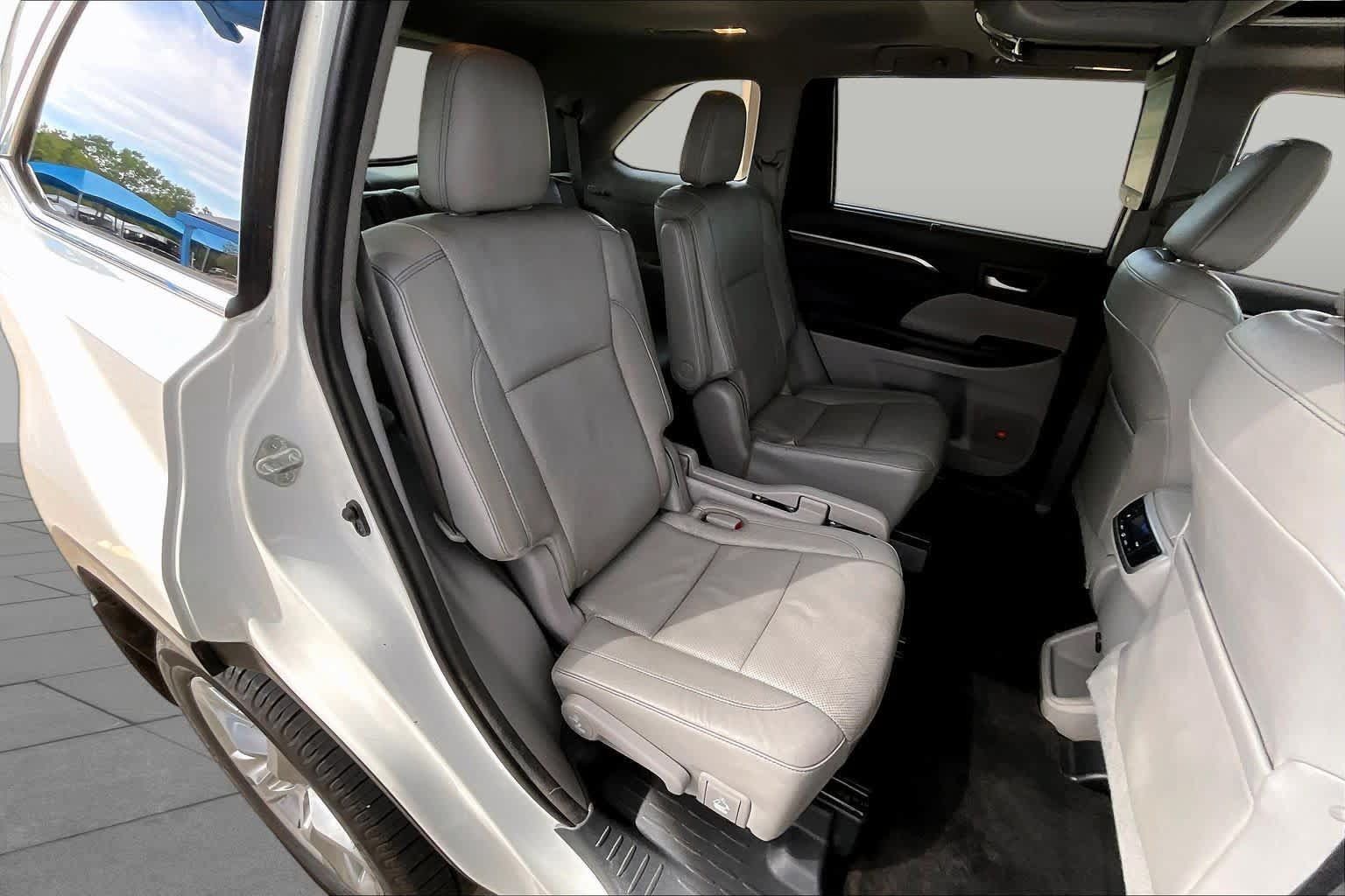 Used 2016 Toyota Highlander Limited FWD image 19