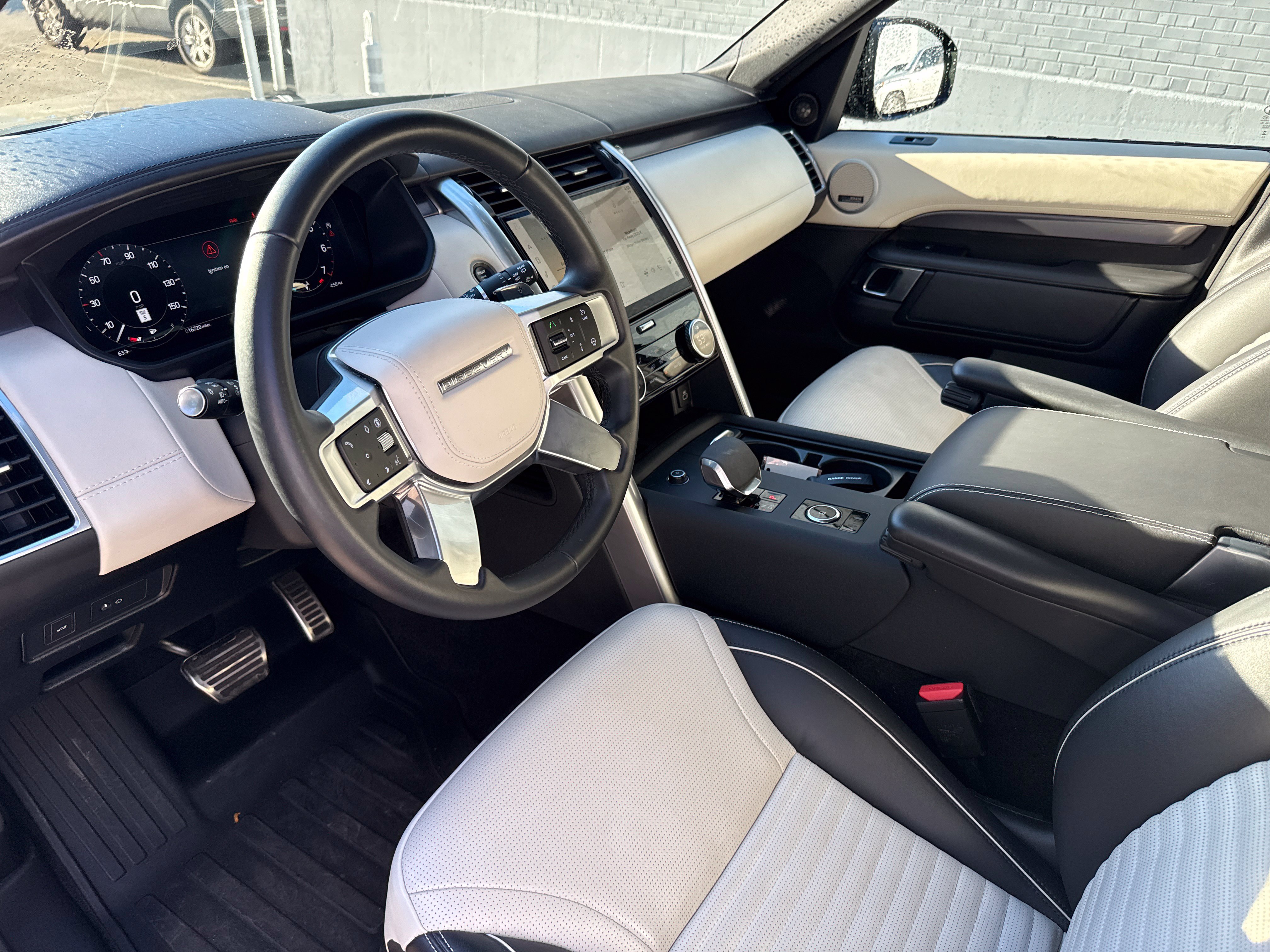 Used 2024 Land Rover Discovery Metropolitan Edition AWD/4WD image 6