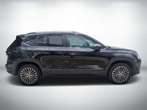 Used 2025 Volkswagen Taos SE FWD image 3
