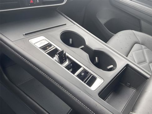 Used 2025 Volkswagen Atlas SE image 32