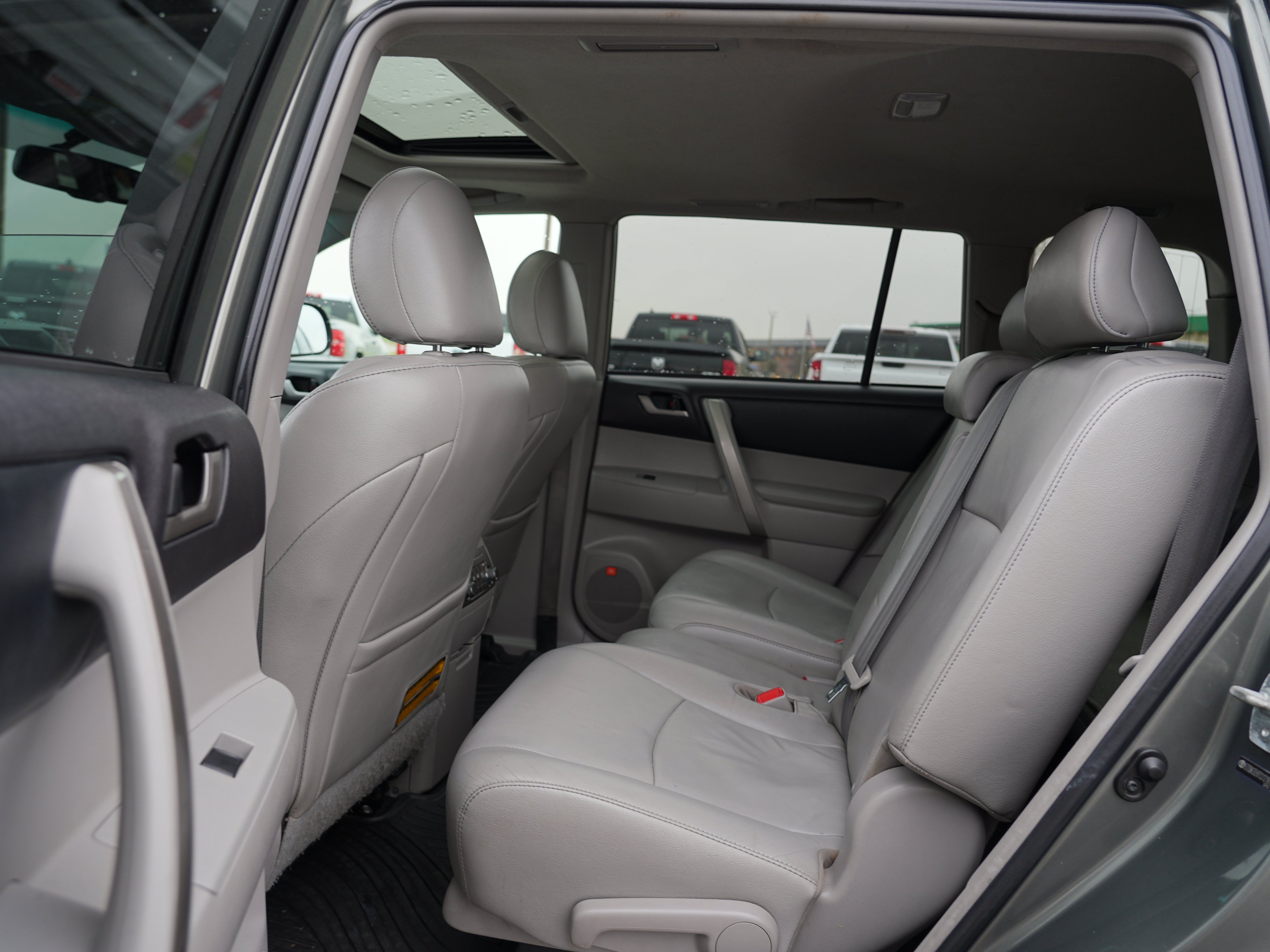 Used 2012 Toyota Highlander SE w/ Tow Pkg AWD/4WD image 17