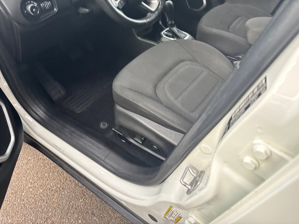 Used 2018 Jeep Renegade Latitude w/ UConnect 8.4 Nav Group AWD/4WD image 11