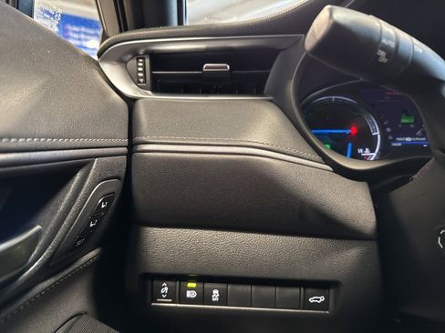 Used 2024 Toyota Venza XLE image 20