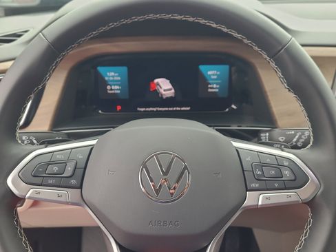 Used 2025 Volkswagen Atlas SE image 22