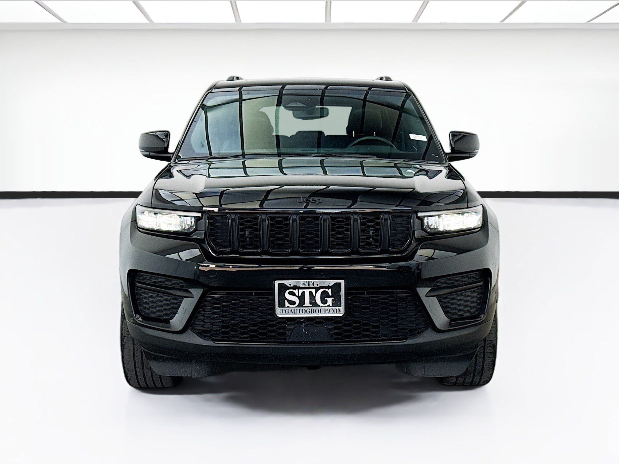 Used 2023 Jeep Grand Cherokee Altitude AWD/4WD image 2