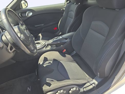 Used 2018 Nissan 370Z Roadster RWD image 11