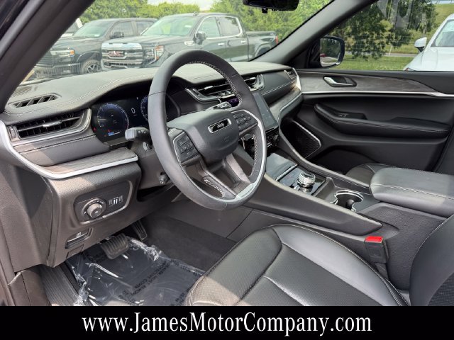 Used 2025 Jeep Grand Cherokee Limited w/ Luxury Tech Group II AWD/4WD image 15