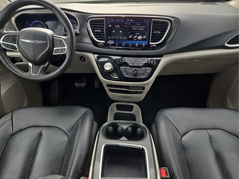 Used 2022 Chrysler Pacifica Touring-L FWD image 7