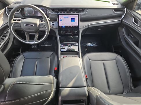 Used 2024 Jeep Grand Cherokee Limited image 9