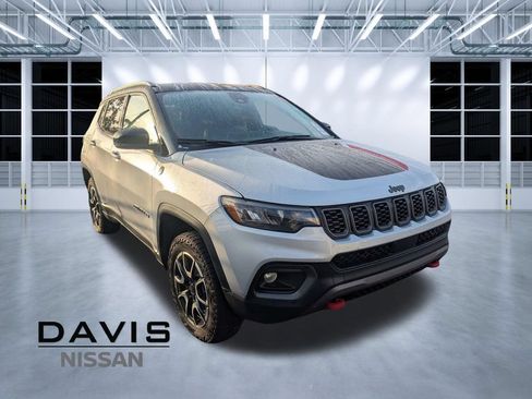 Used 2025 Jeep Compass Trailhawk AWD/4WD image 1