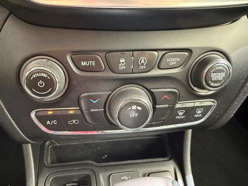 Used 2020 Jeep Cherokee Latitude FWD image 22