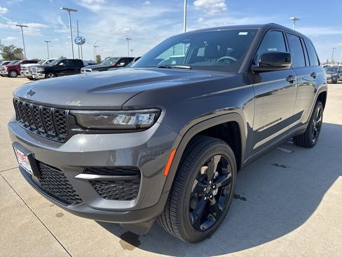 New 2025 Jeep Grand Cherokee Altitude image 24