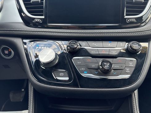 Used 2025 Chrysler Pacifica Limited FWD image 37