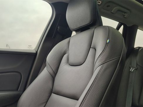 Certified 2025 Volvo V60 B5 Cross Country Plus image 22