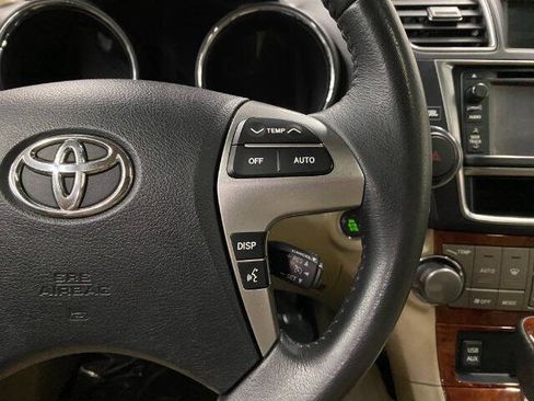 Used 2013 Toyota Highlander Limited image 25