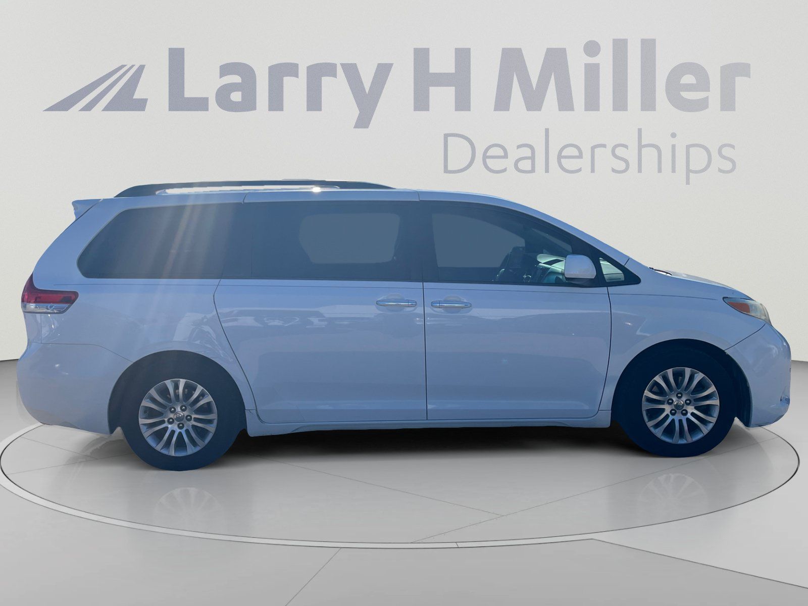 Used 2014 Toyota Sienna XLE w/ XLE Premium Package FWD image 6