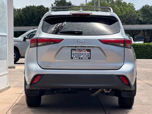 Used 2022 Toyota Highlander XLE AWD/4WD image 5