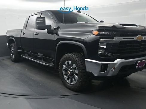 Used 2024 Chevrolet Silverado 2500 LT AWD/4WD image 2