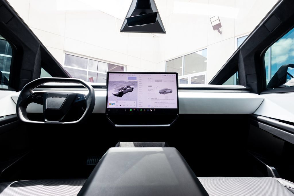 Used 2024 Tesla Cybertruck AWD Crew Cab image 32
