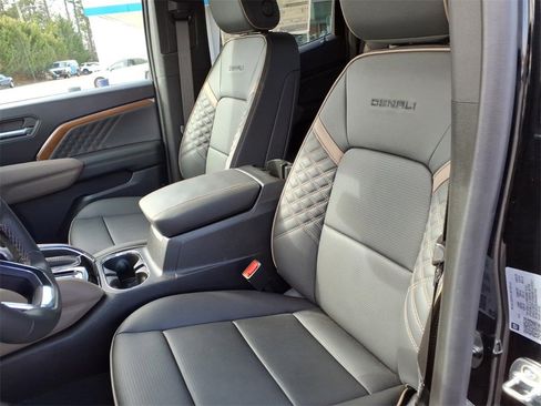 New 2025 GMC Canyon Denali w/ LPO, Denali Black Edition image 10