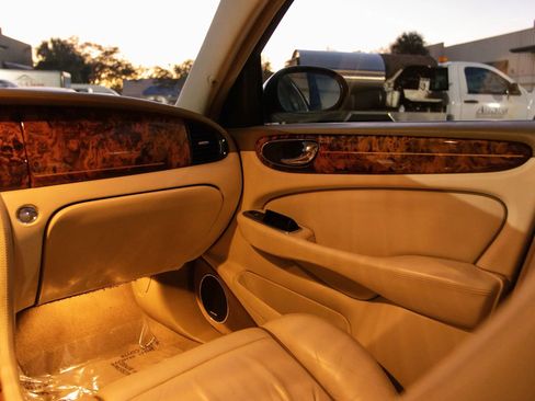 Used 2004 Jaguar XJ8 image 37