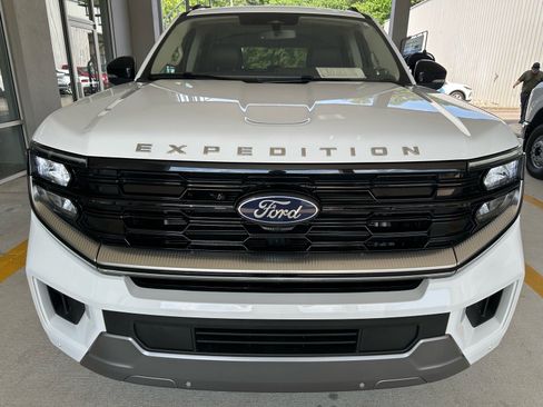 Used 2025 Ford Expedition Max Platinum AWD/4WD image 9