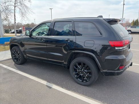 Used 2022 Jeep Grand Cherokee Laredo X image 3