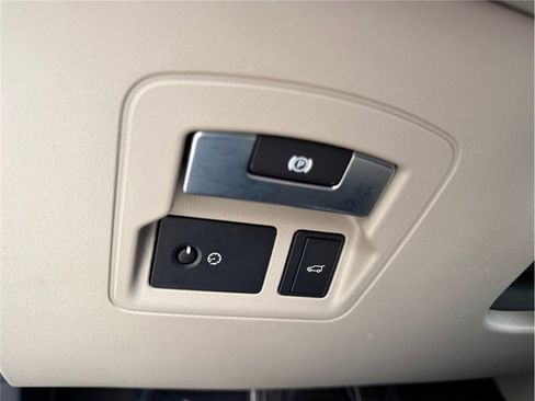 Used 2018 Land Rover Range Rover Velar R-Dynamic HSE image 29