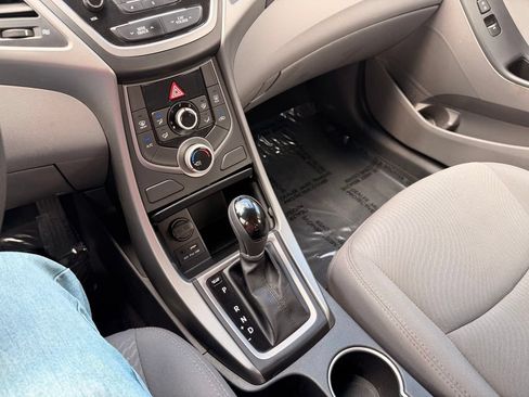 Used 2015 Hyundai Elantra SE FWD image 21