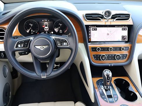 Used 2021 Bentley Bentayga image 16