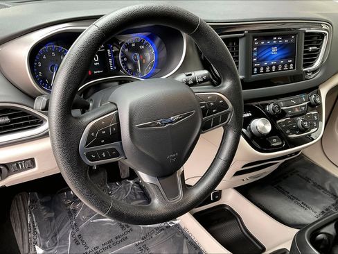 Used 2020 Chrysler Pacifica Touring image 14