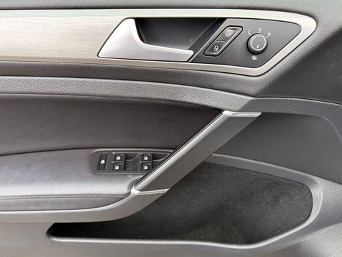 Used 2016 Volkswagen Golf Limited Edition image 11