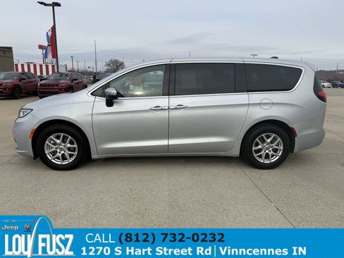 Used 2023 Chrysler Pacifica Touring-L image 4