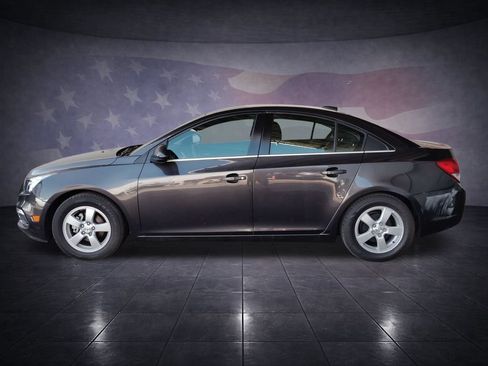 Used 2015 Chevrolet Cruze LT w/ Technology Package FWD image 2