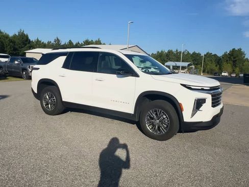 Used 2025 Chevrolet Traverse LT image 2