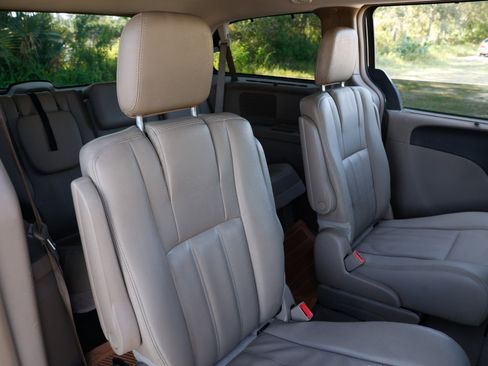 Used 2016 Chrysler Town & Country Touring image 14