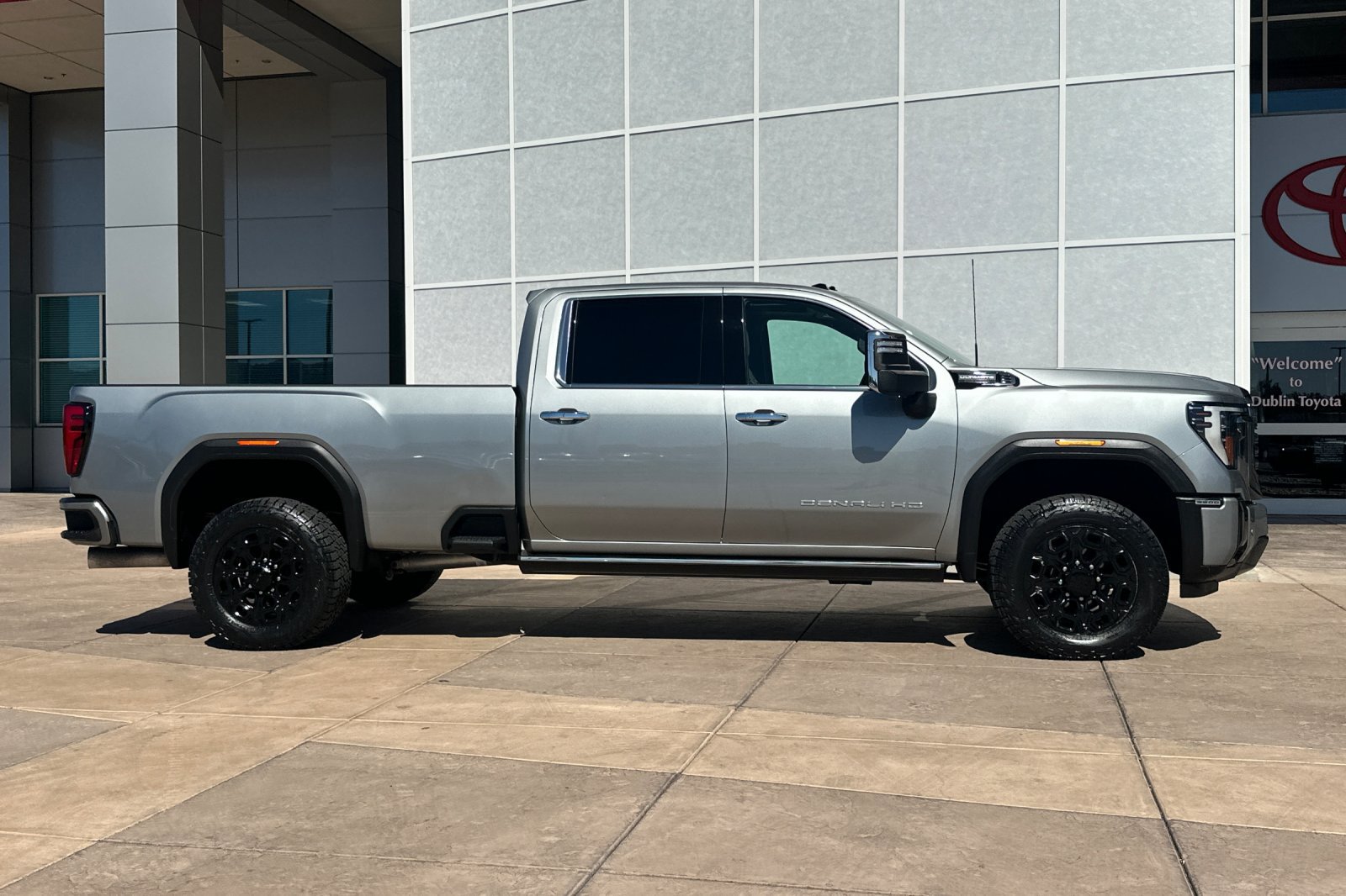 Used 2024 GMC Sierra 3500 Denali Ultimate AWD/4WD image 3