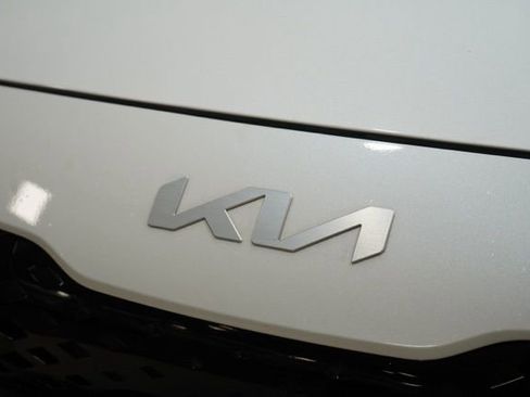 Used 2022 Kia Niro LX image 11